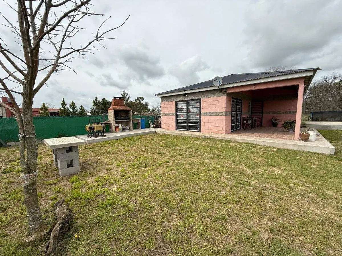 CASA EN VENTA CON PARQUE Y PILETA 4