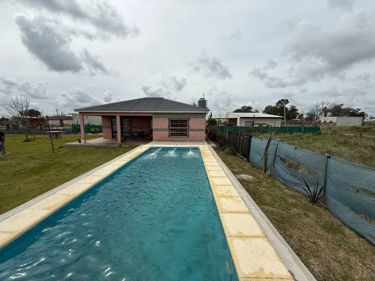 CASA EN VENTA CON PARQUE Y PILETA 5
