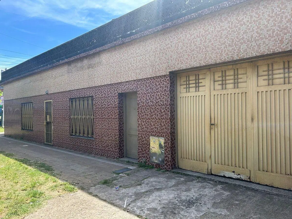 CASA DE 4 AMB EN VENTA EN TEMPERLEY CON 2 LOCALES 4