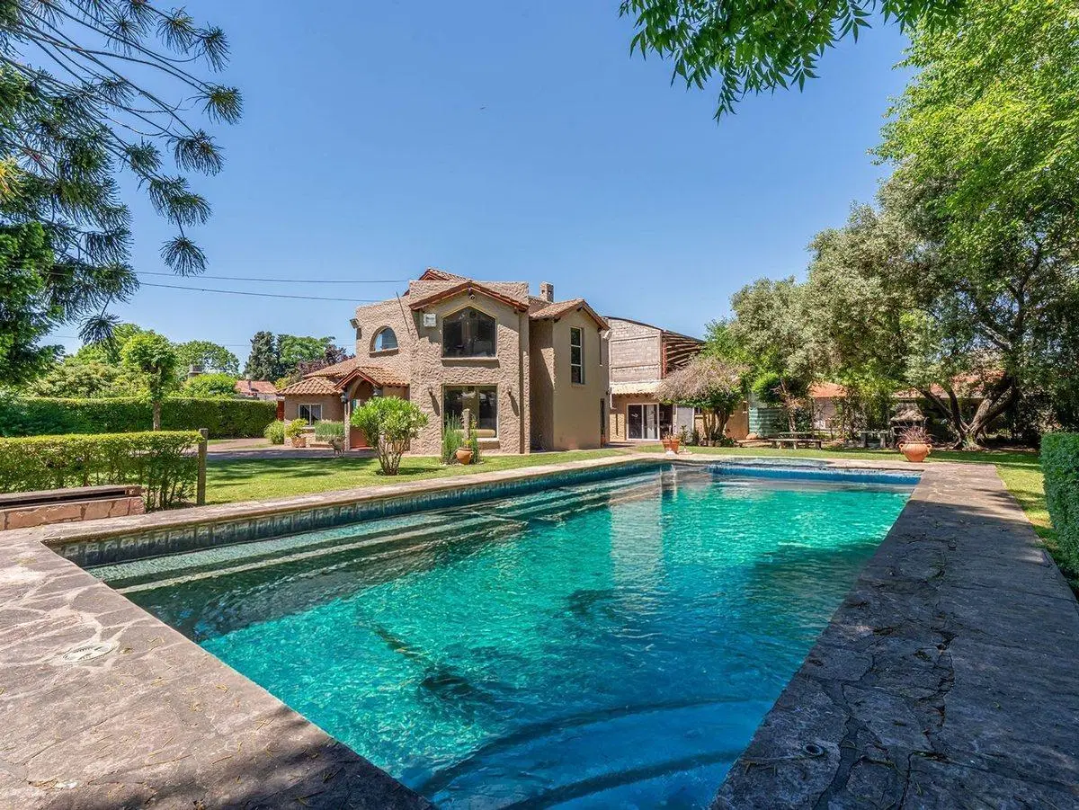 Lote en venta 965 m2 ubicado en Ezeiza c/piscina 2