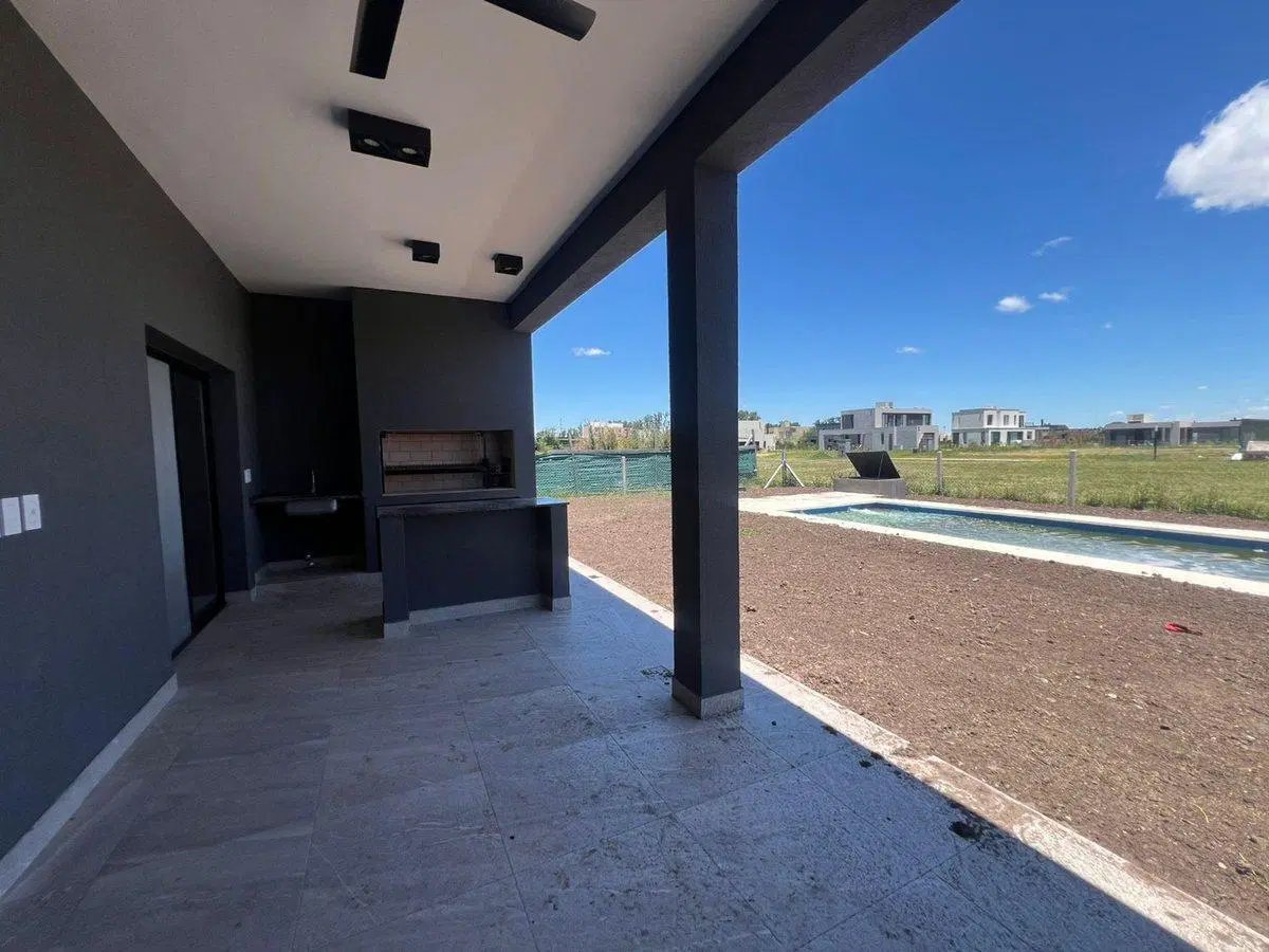 CASA EN VENTA EN CANNING CON COCHERA, PILETA 4