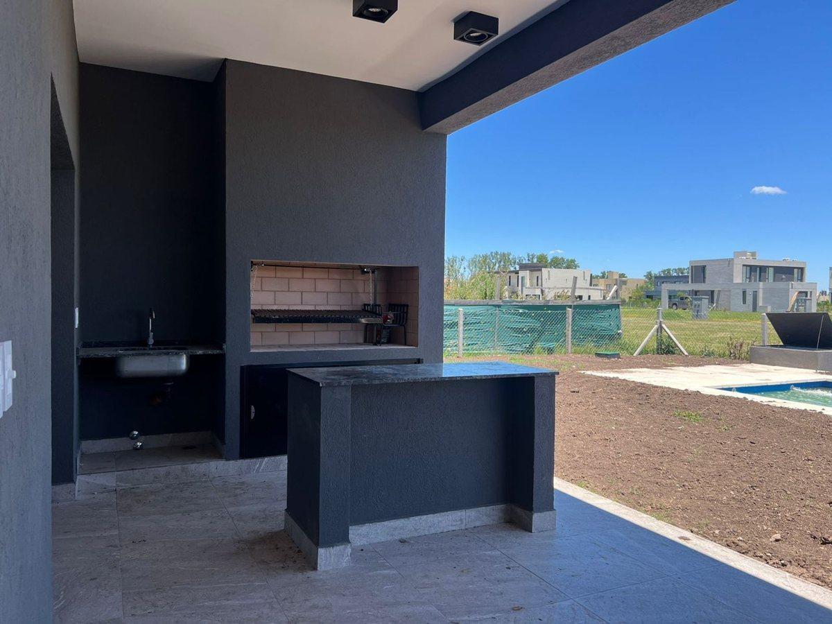 CASA EN VENTA EN CANNING CON COCHERA, PILETA