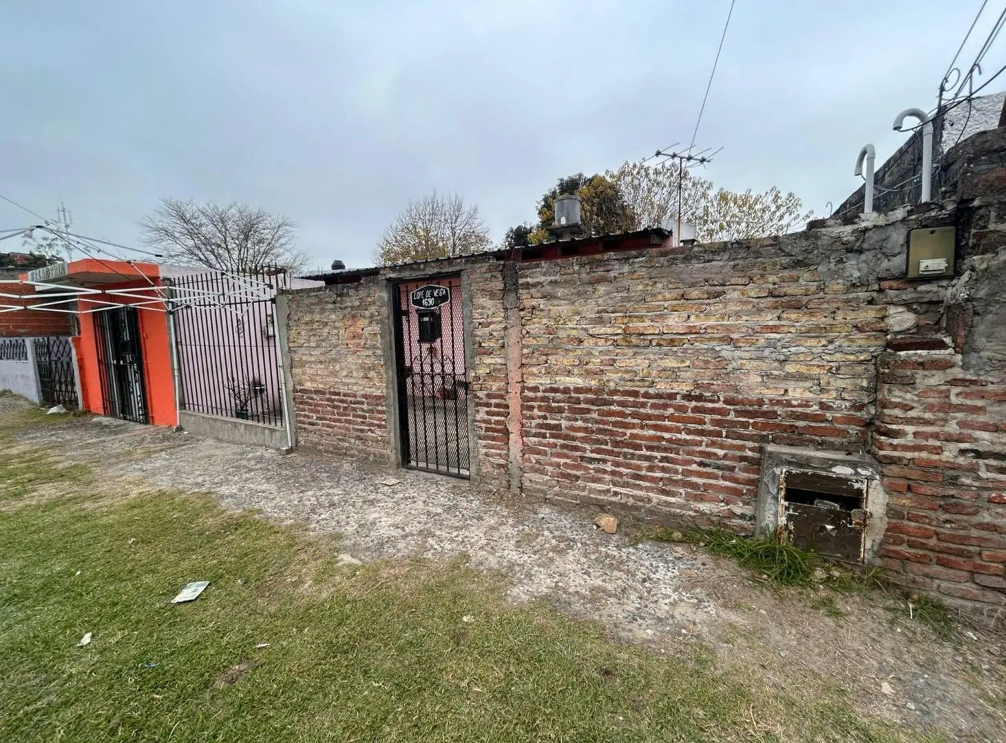 CASA DE 3 AMB EN VENTA EN LOMAS LOCAL Y PATIO 2