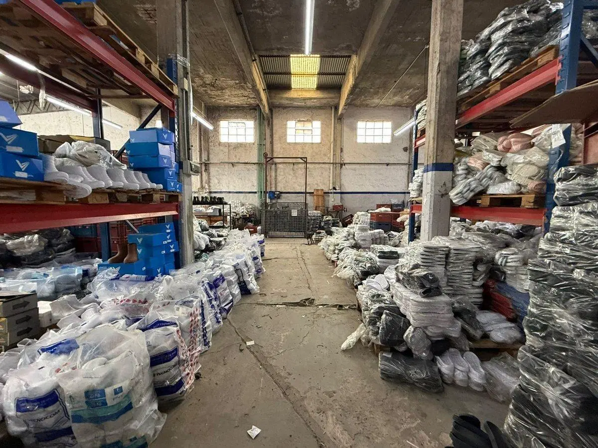 LOCAL / DEPÓSITO EN ALQUILER – 1.200 m² V. ALSINA 4