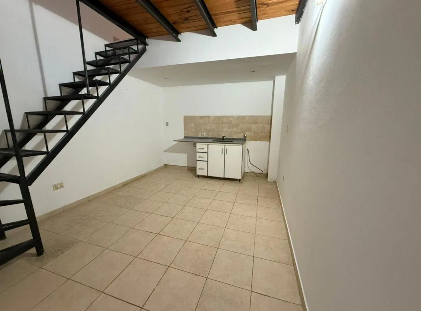 PH 2 ambientes con patio en alquiler Lanus Oeste 2
