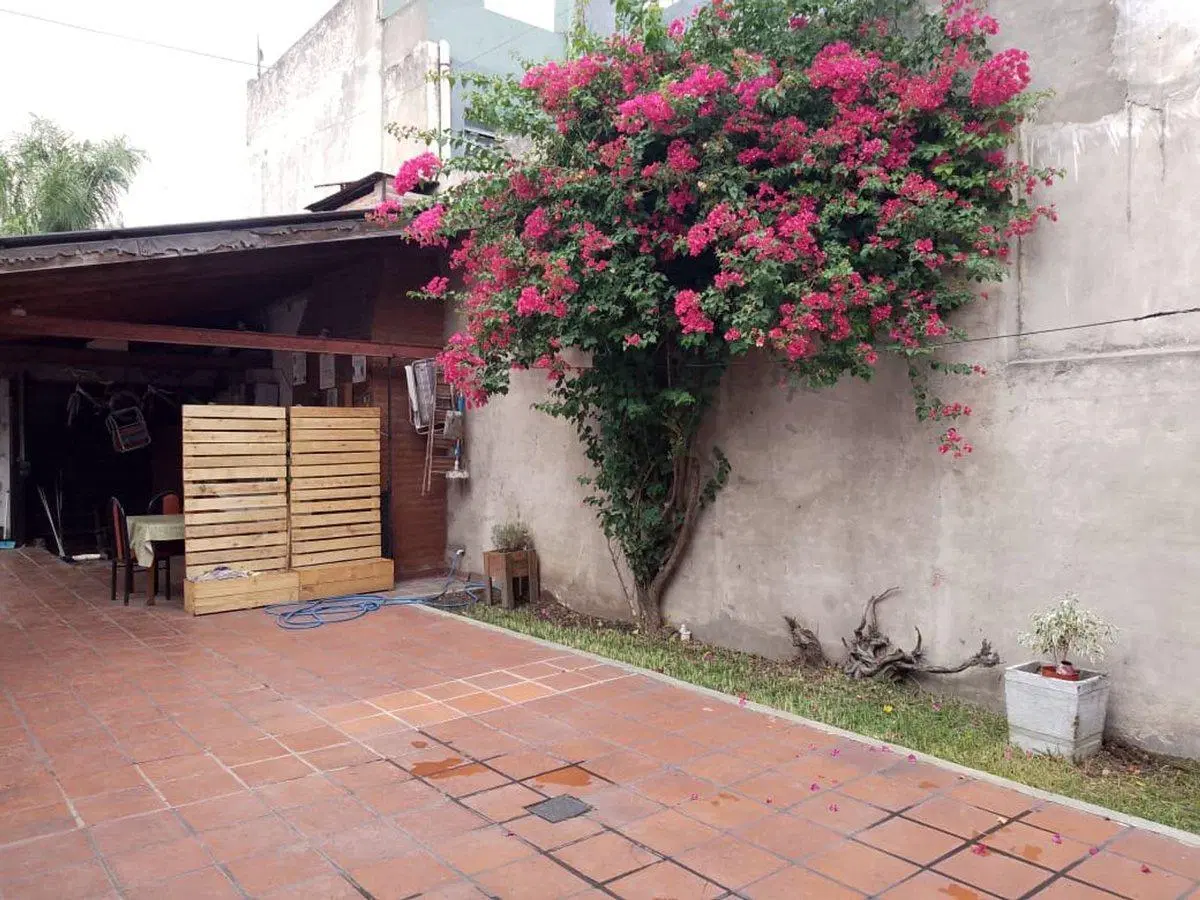 CASA EN VENTA 3 AMB  CON PATIO VALENTIN ALSINA 4