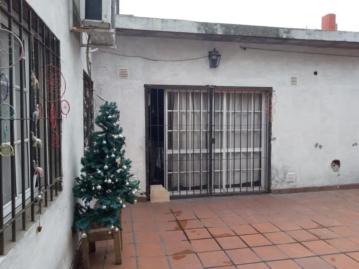 CASA EN VENTA 3 AMB  CON PATIO VALENTIN ALSINA 3