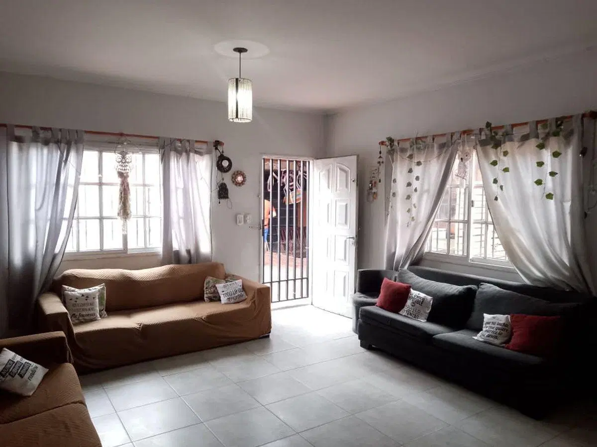 CASA EN VENTA 3 AMB  CON PATIO VALENTIN ALSINA 2