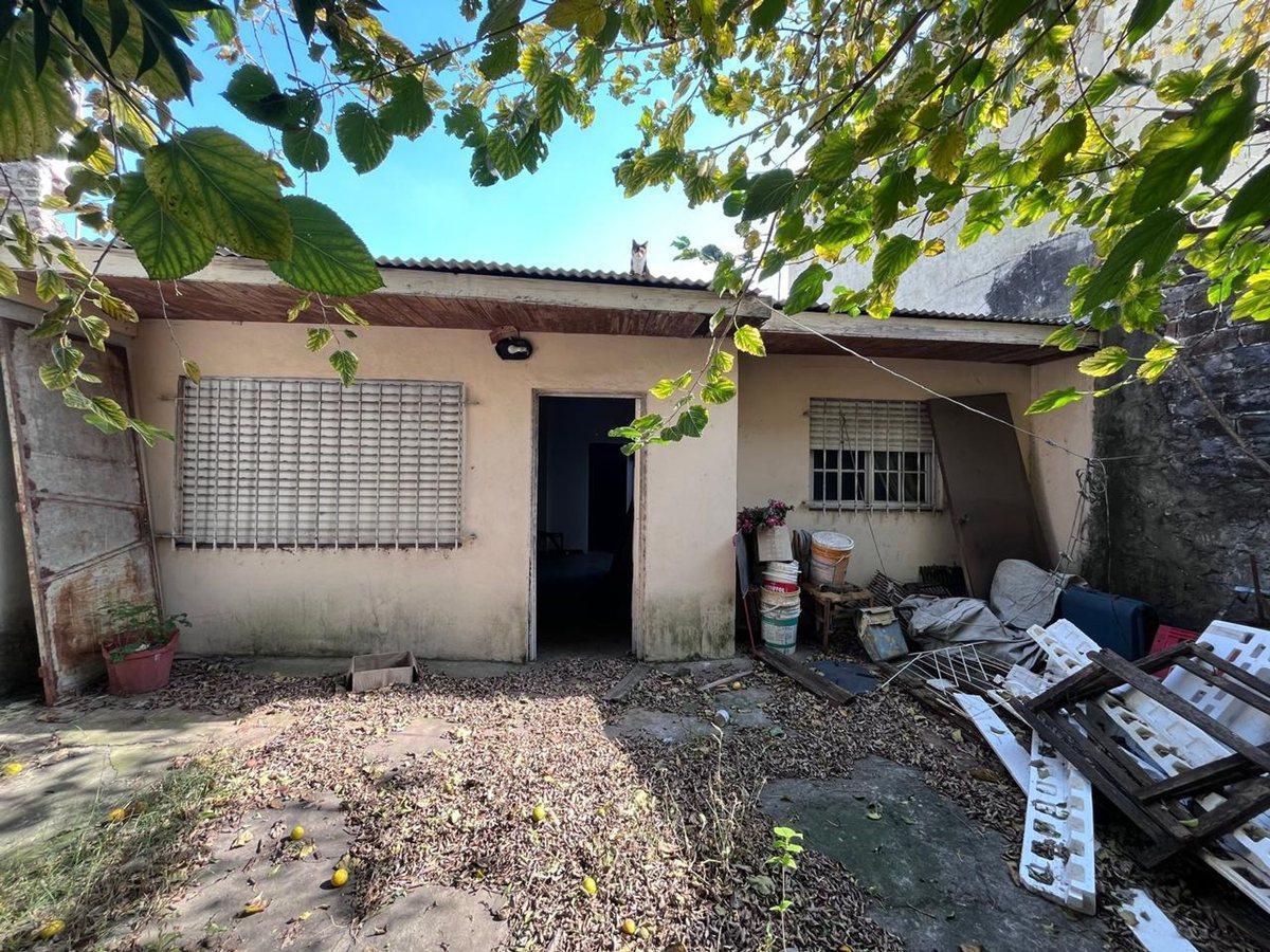 Foto de LOTE CON CASA A REFACCIONAR EN VALENTIN ALSINA, imagen 3