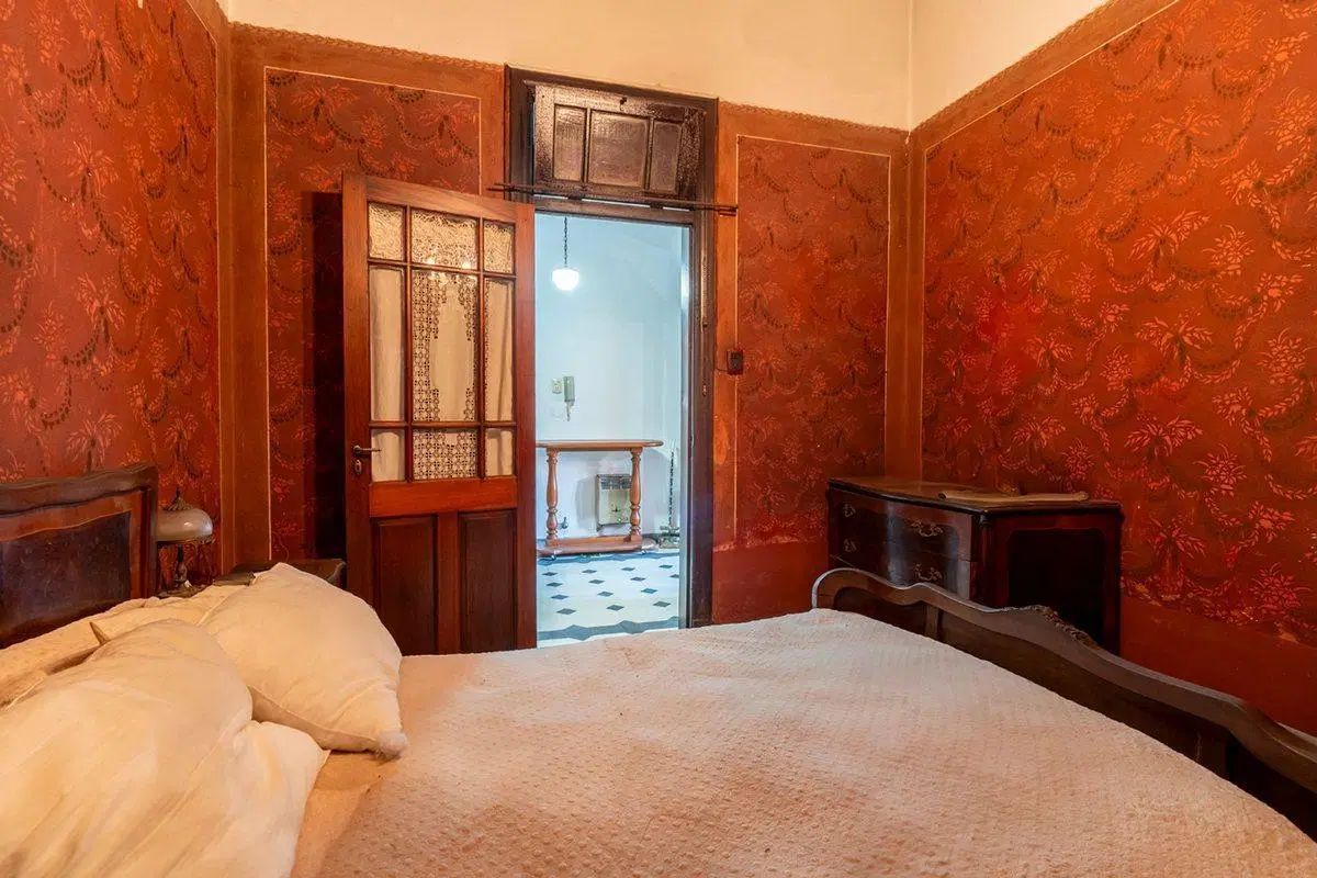 Casa de estilo clásico. Con amplio lote con parque 4