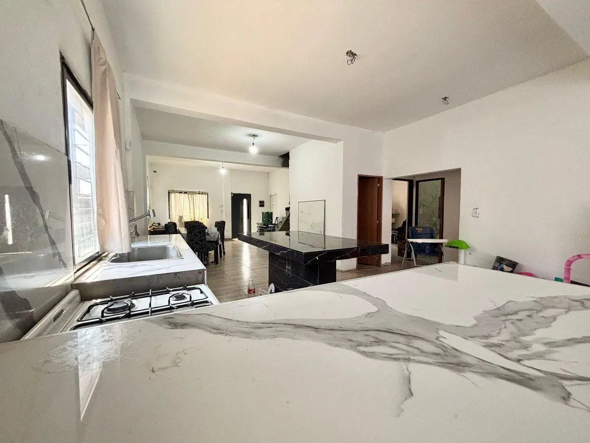 CASA EN VENTA 3 AMB-PARQUE-COCHERA-BURZACO-PERMUTA 5