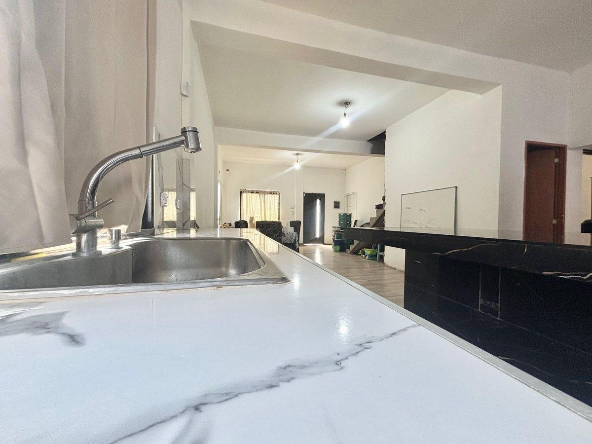 Foto de CASA EN VENTA 3 AMB-PARQUE-COCHERA-BURZACO-PERMUTA, imagen 2