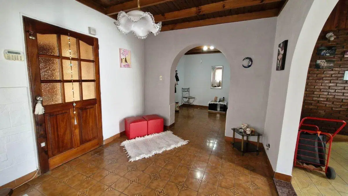 Casa en venta R. Escalada, con jardin. gran tamaño 4