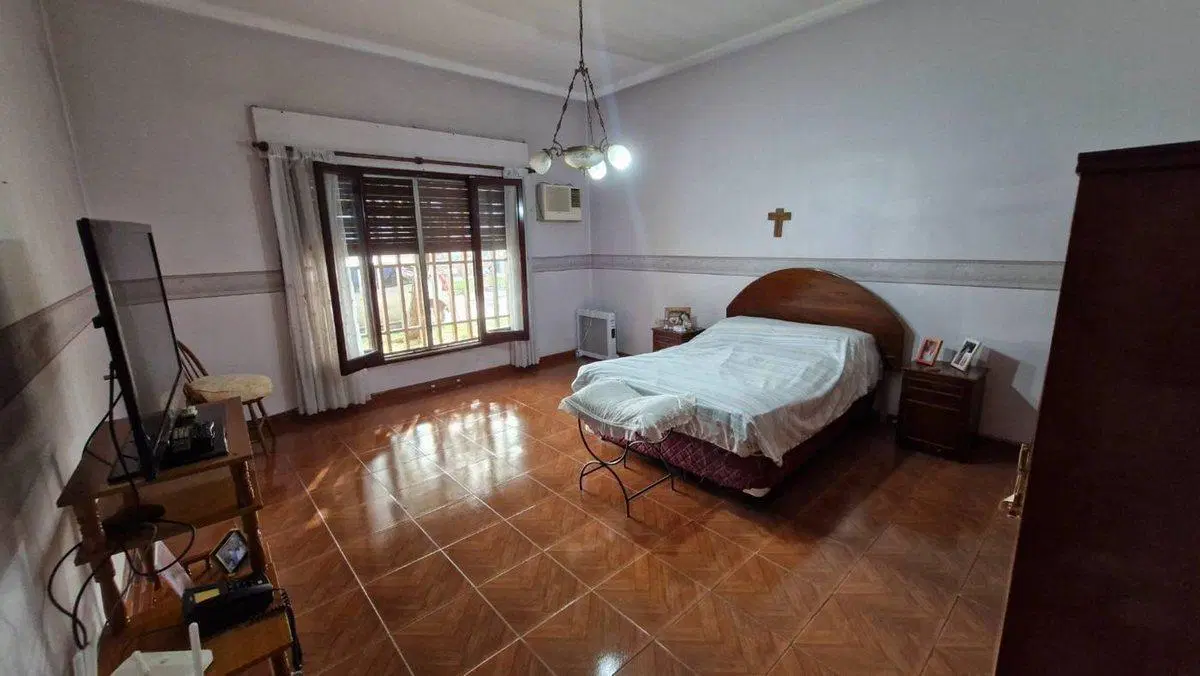 Casa en venta R. Escalada, con jardin. gran tamaño 5