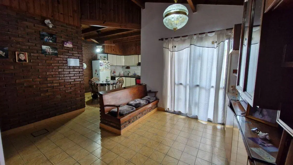 Casa en venta R. Escalada, con jardin. gran tamaño 2