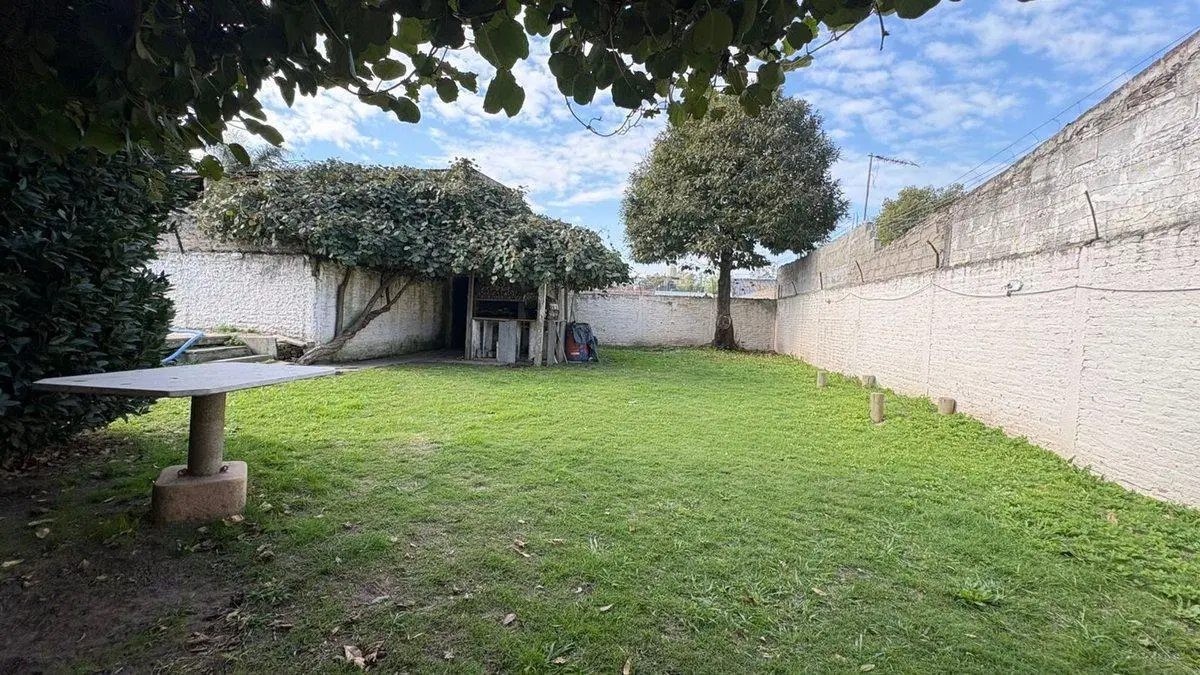 CASA EN VENTA CON LOTE EN FCIO VARELA APTA CRED 4
