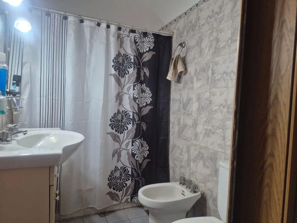 VENTA CASA EN BLOCK L. DE ZAMORA. APTA 2 FAMILIAS 4