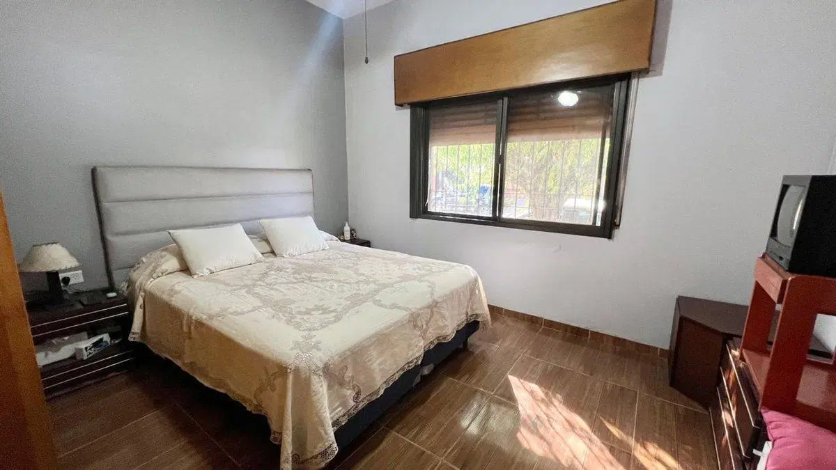 CASA EN VENTA 4 AMB. CON TERRENO y GALPÓN 2