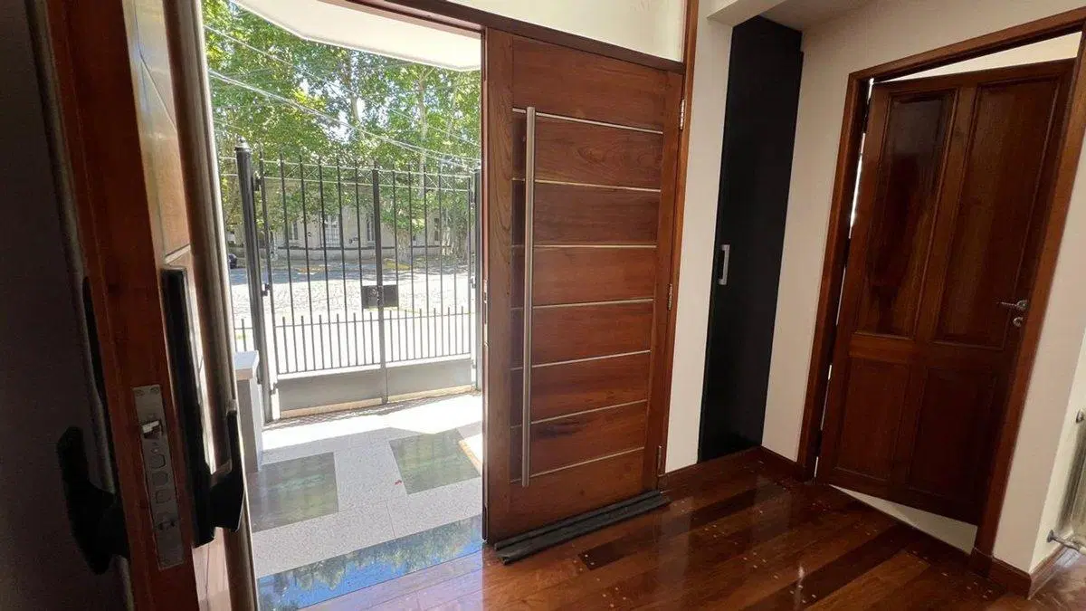 CASA EN VENTA-BANFIELD-5 AMBIENTES-AMPLIA COCHERA 3
