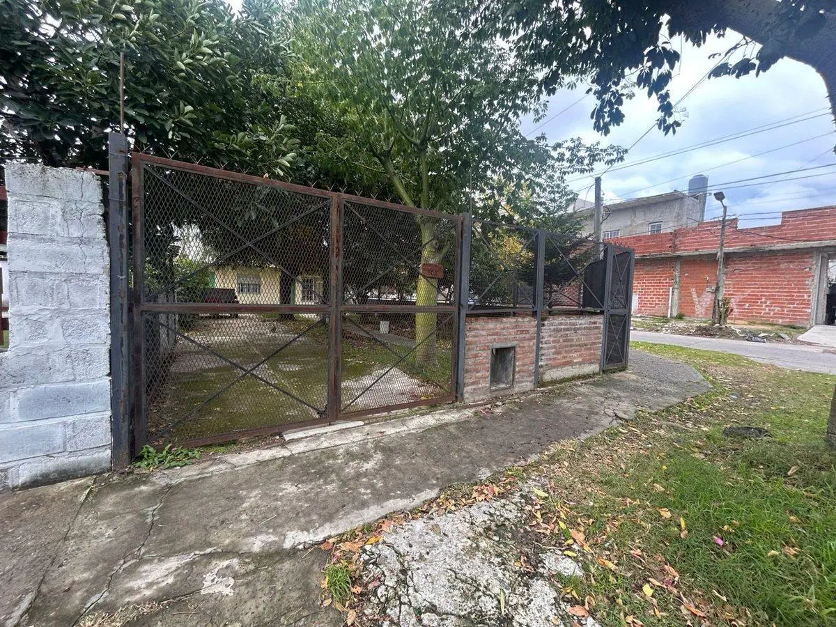 CASA EN ESQUINA EN VENTA EN LOMAS  PATIO Y GALPON 3
