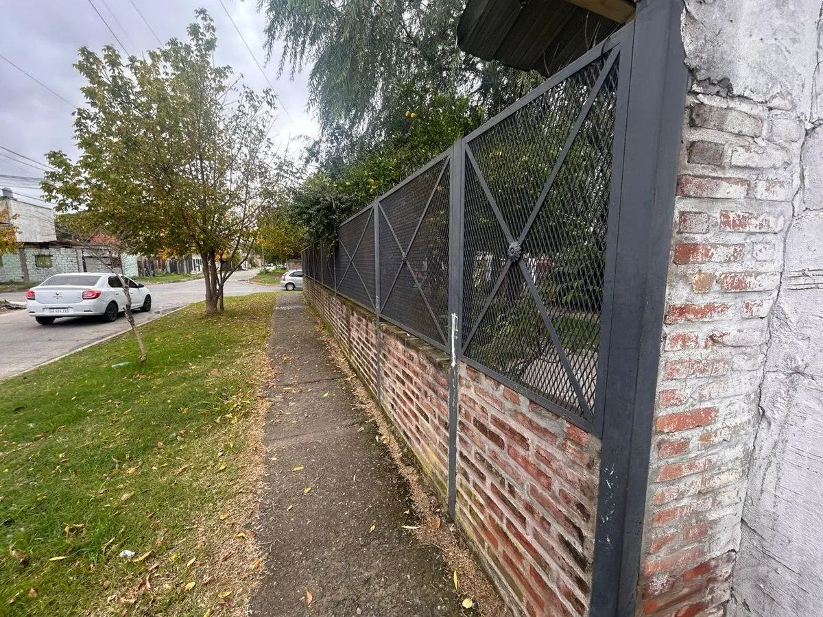 CASA EN ESQUINA EN VENTA EN LOMAS  PATIO Y GALPON 5