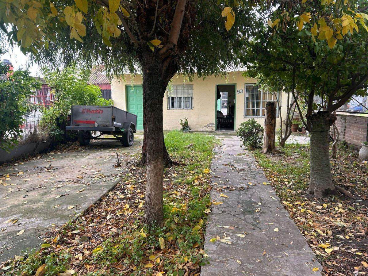 CASA EN ESQUINA EN VENTA EN LOMAS PATIO Y GALPON