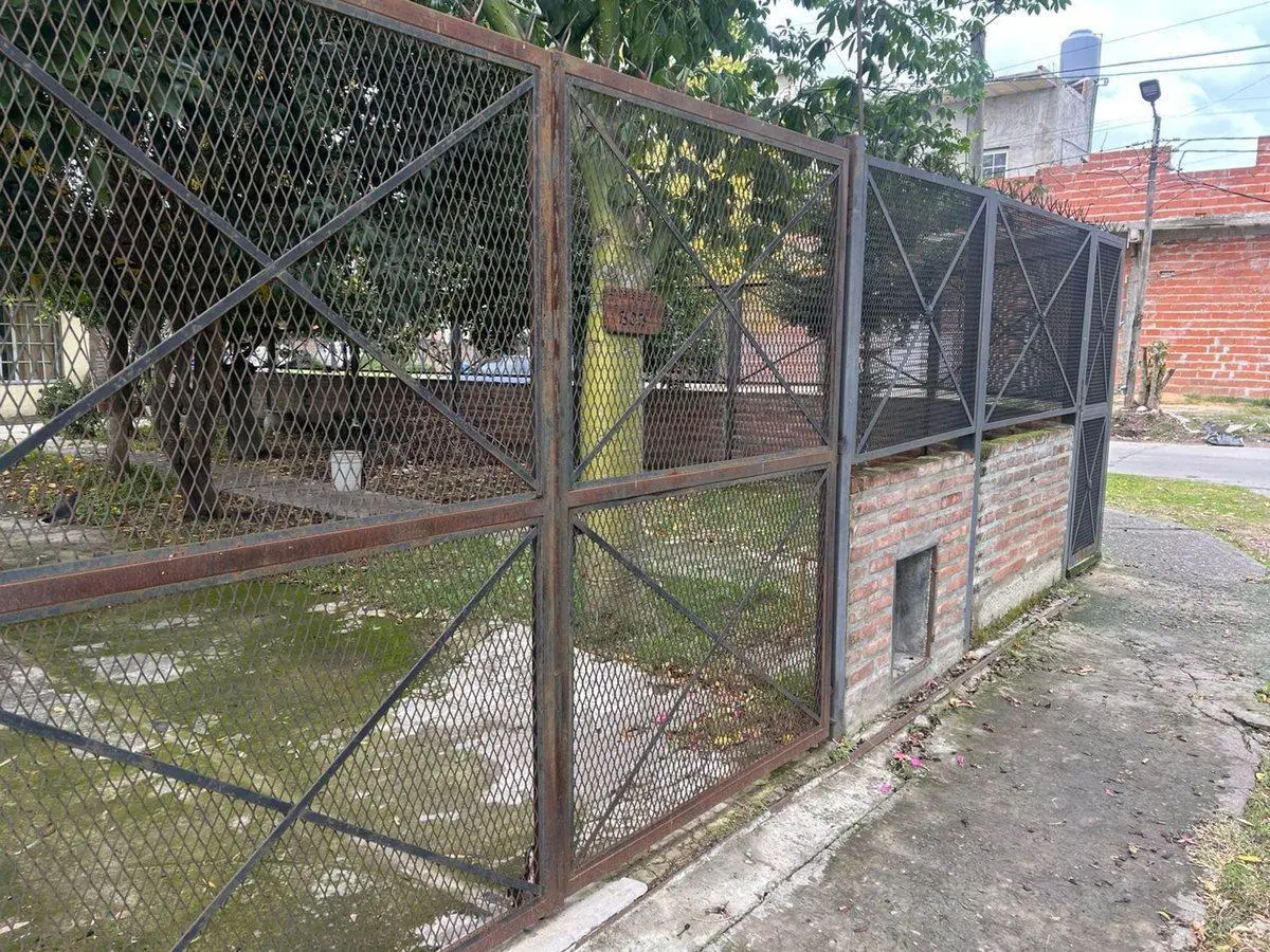 CASA EN ESQUINA EN VENTA EN LOMAS  PATIO Y GALPON 4