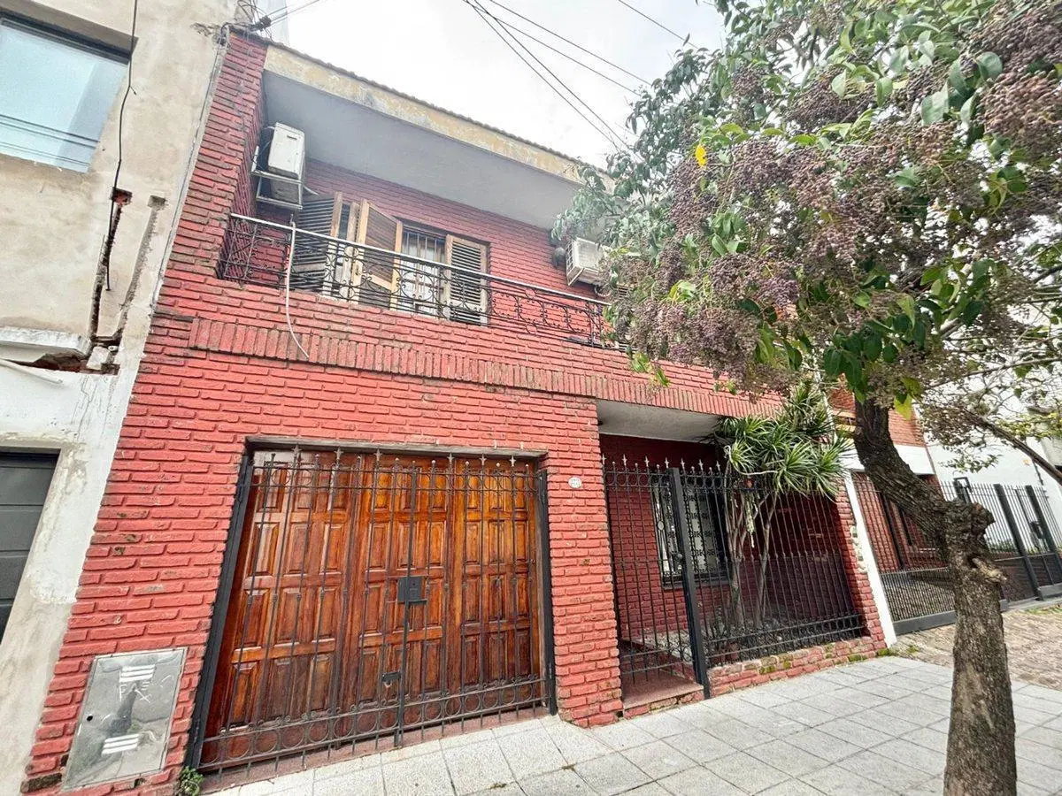 CASA EN VENTA 5 AMB-COCHERA-PATIO V. ALSINA 8