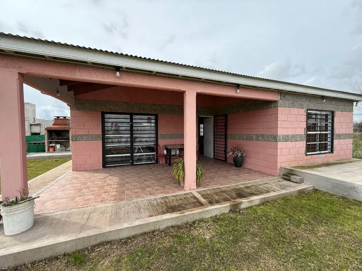 CASA EN VENTA CON PARQUE Y PILETA 3