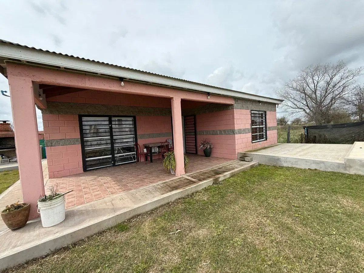 CASA EN VENTA CON PARQUE Y PILETA 2
