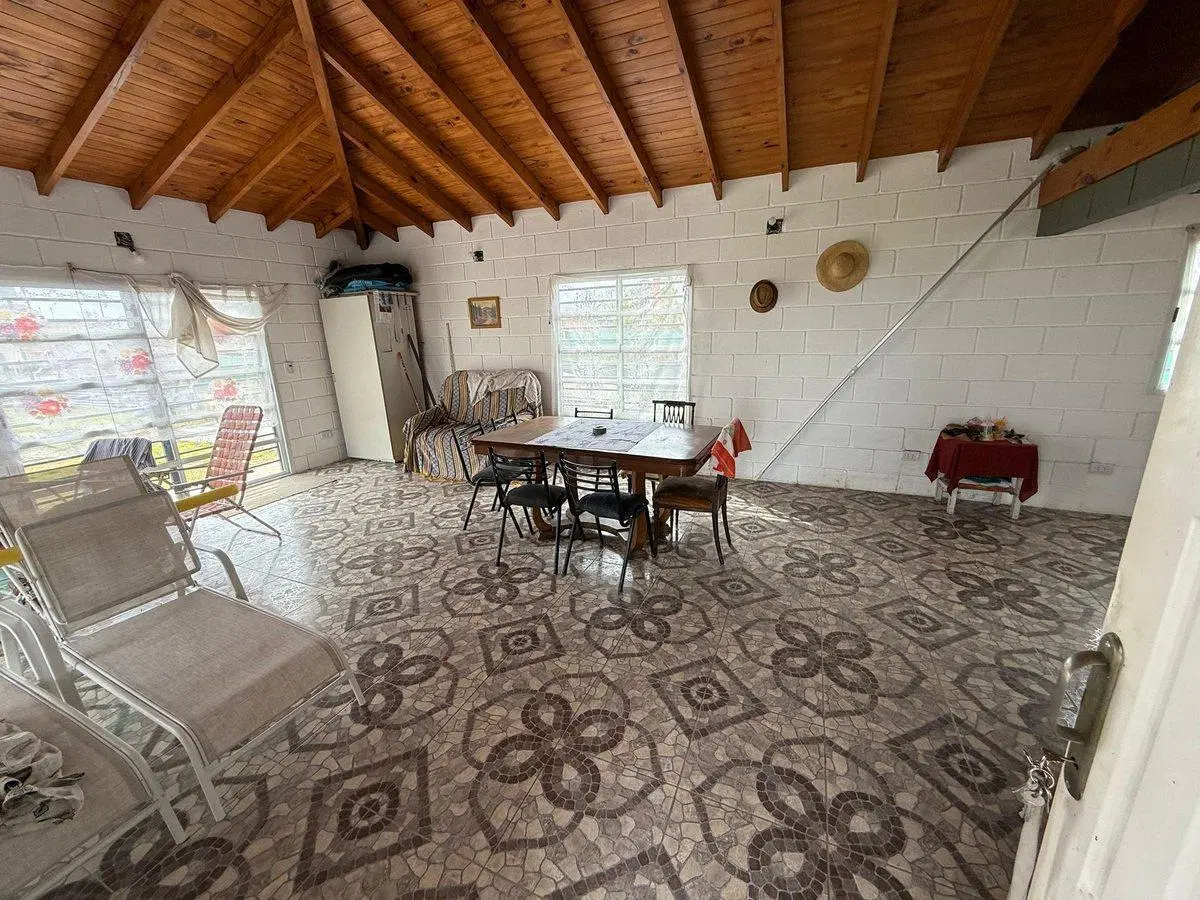 CASA EN VENTA CON PARQUE Y PILETA 4