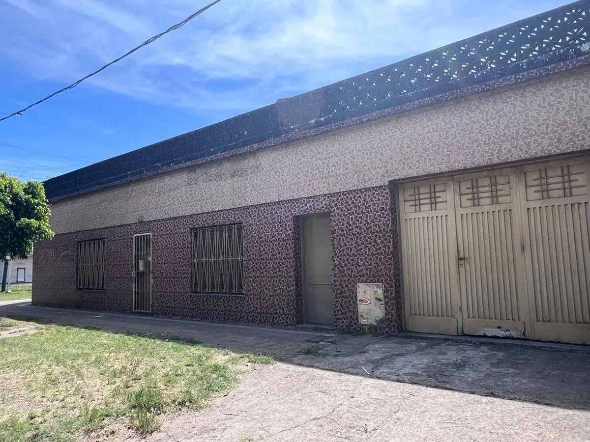 CASA DE 4 AMB EN VENTA EN TEMPERLEY CON 2 LOCALES 3