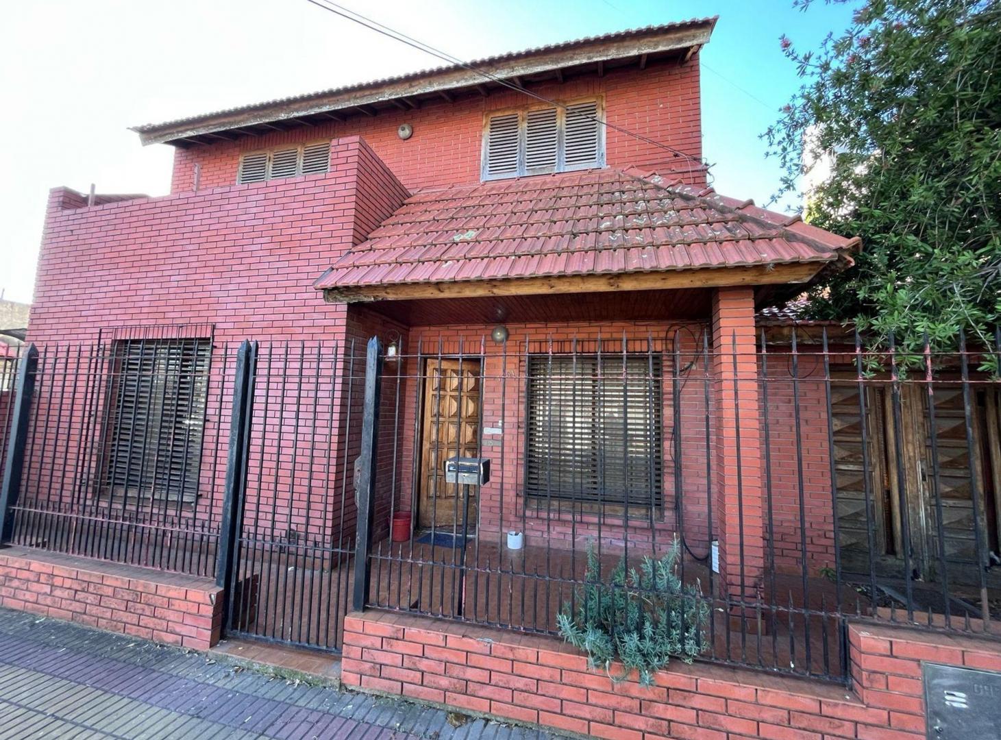 Casa 4 ambientes con cochera en Lomas de Zamora