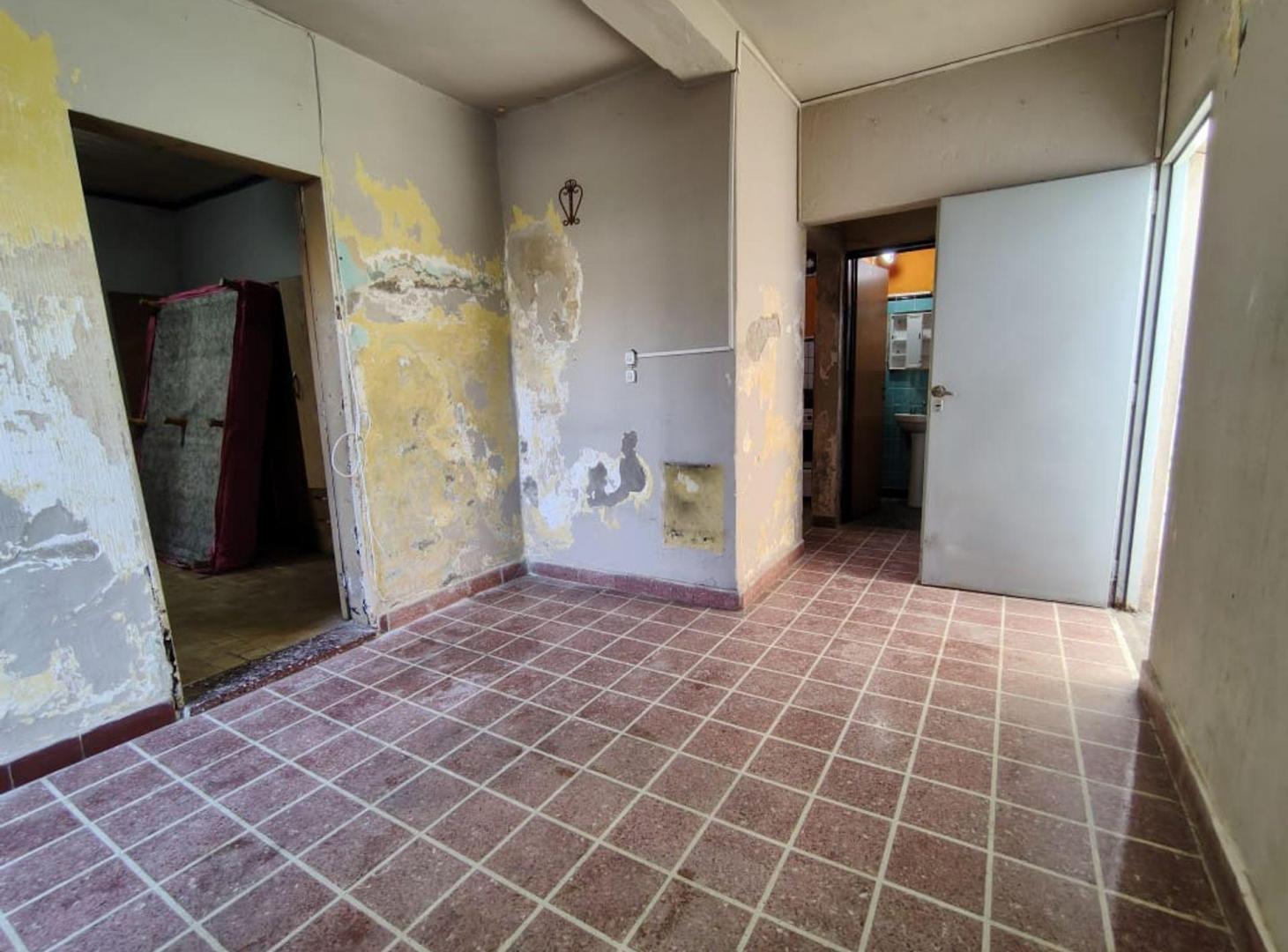 Foto de CASA LOTE 210 m² 4 AMBIENTES A REFACCIONAR LANUS, imagen 2