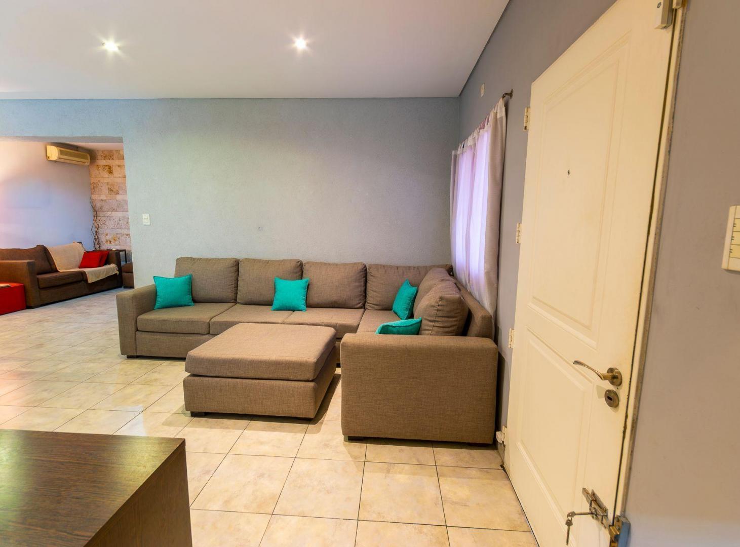 Foto de CASA 4 AMB EN VENTA C/PARQUE Y PILETA EN BANFIELD, imagen 4