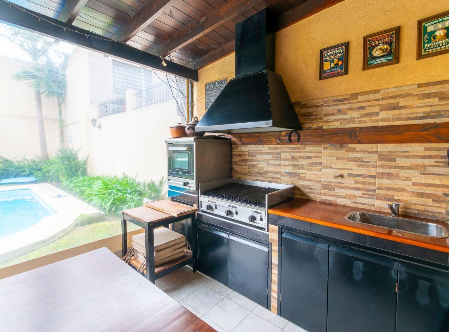 Foto de CASA 4 AMB EN VENTA C/PARQUE Y PILETA EN BANFIELD, imagen 2
