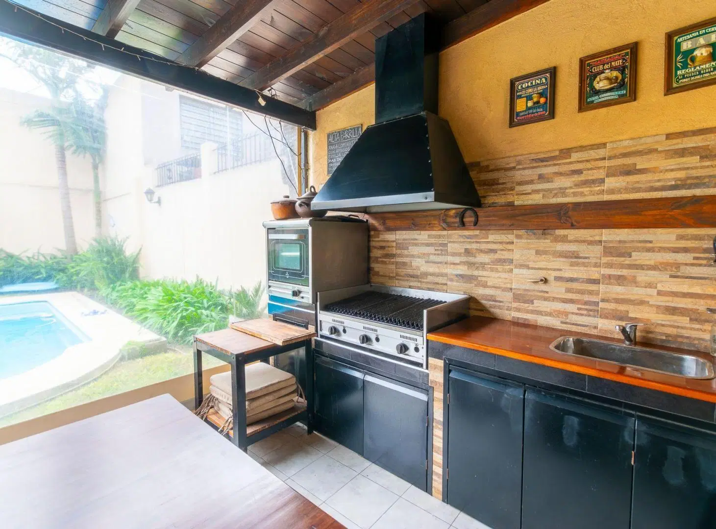 CASA 4 AMB EN VENTA C/PARQUE Y PILETA EN BANFIELD 2