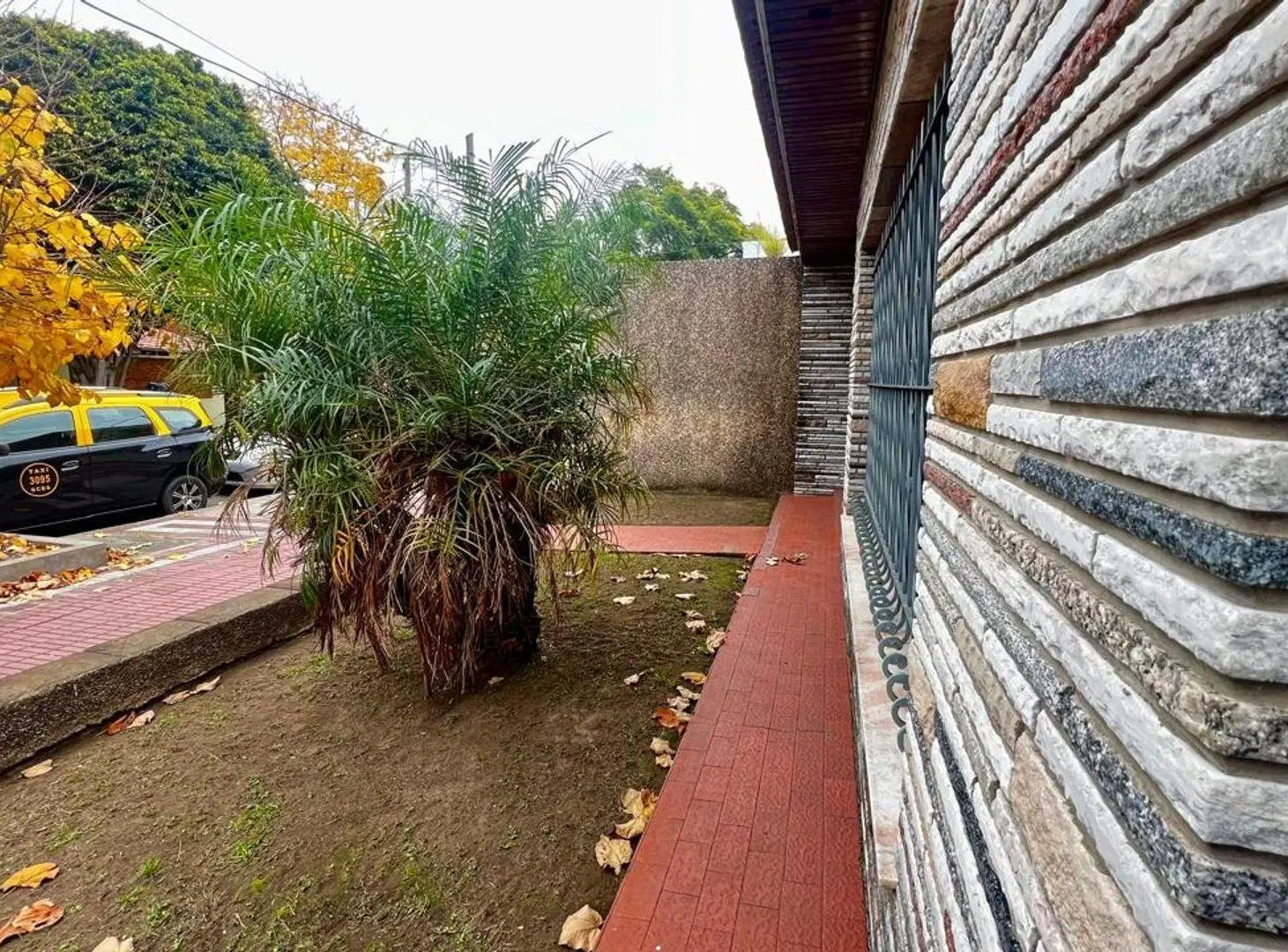 CHALET 5 AMB. EN VENTA-EXCELENTE UBICACION-LANUS O 8