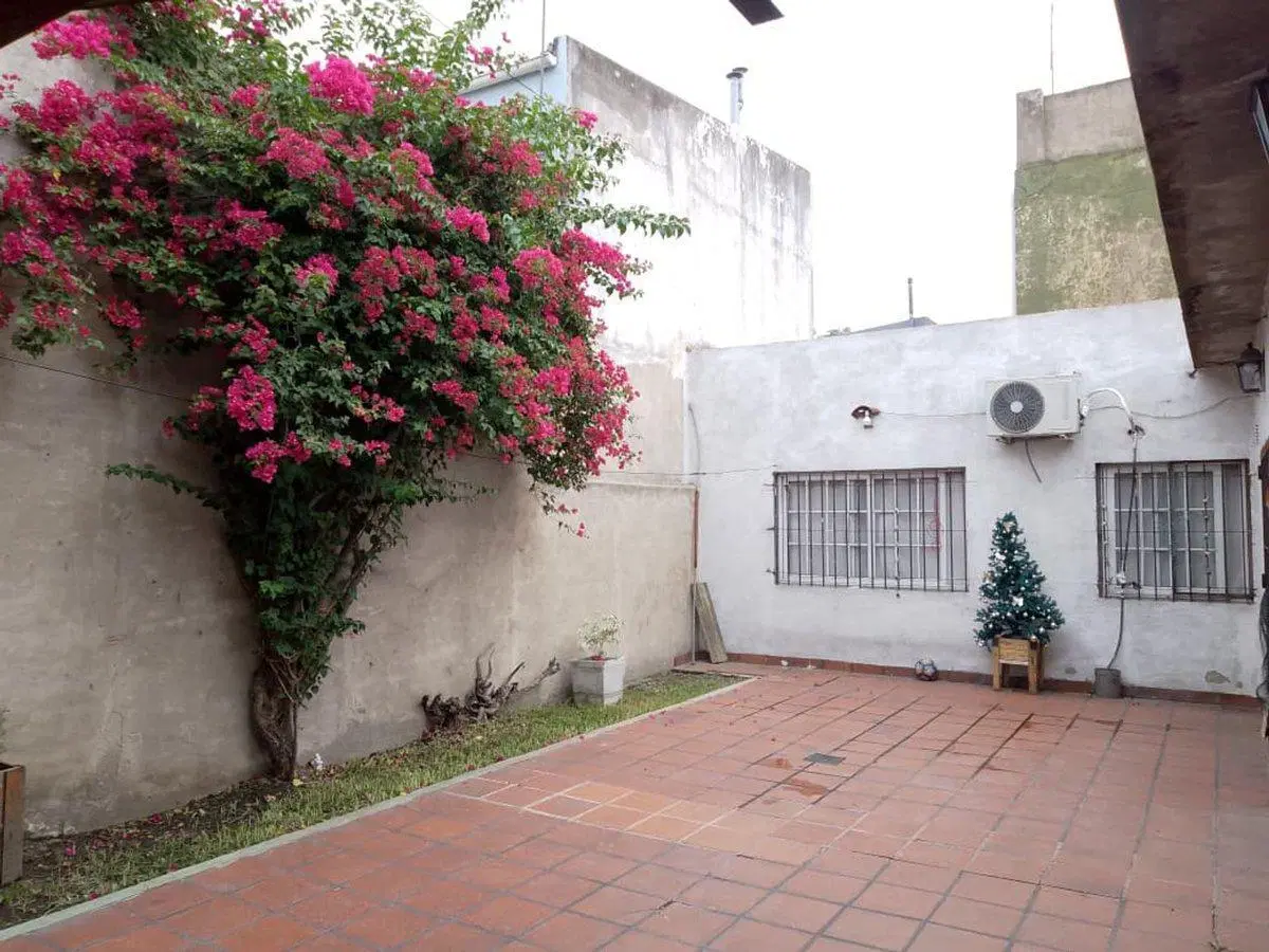 CASA EN VENTA 3 AMB  CON PATIO VALENTIN ALSINA 3