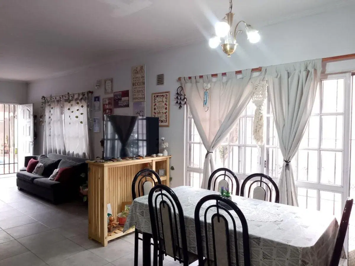 CASA EN VENTA 3 AMB  CON PATIO VALENTIN ALSINA 8