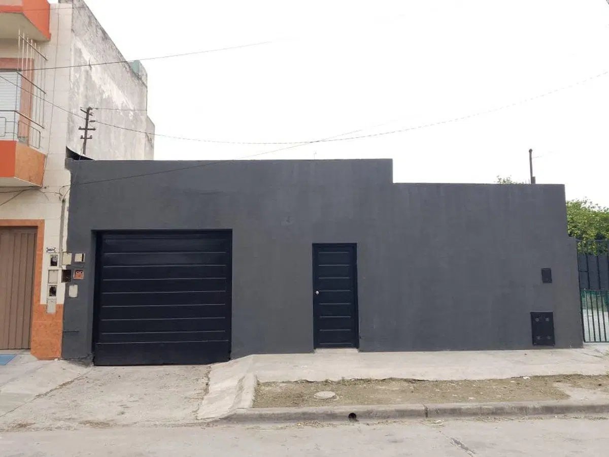 CASA EN VENTA 3 AMB  CON PATIO VALENTIN ALSINA 2