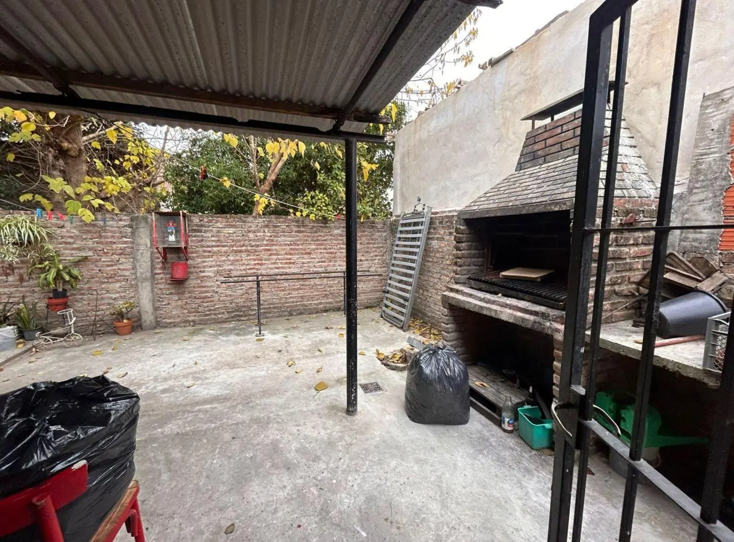 CASA DE 3 AMB EN VENTA EN LOMAS LOCAL Y PATIO 3