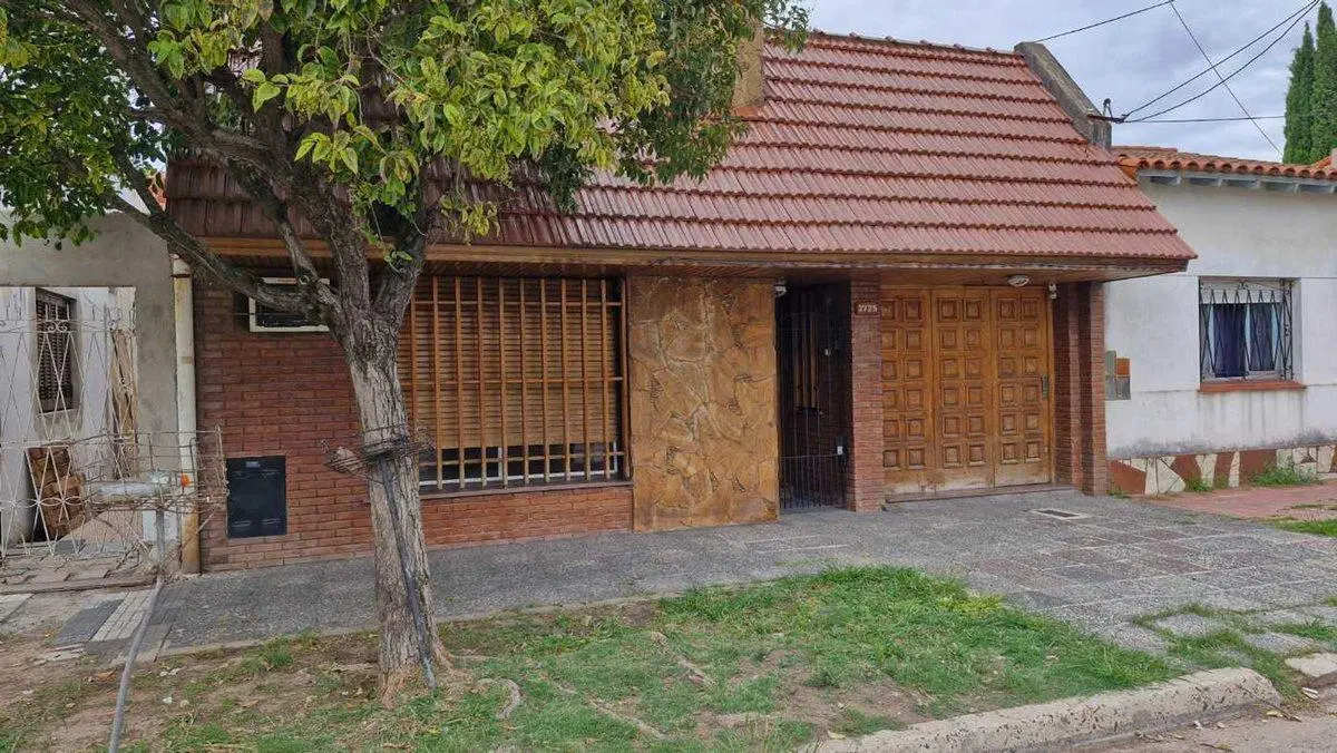 Casa en venta R. Escalada, con jardin. gran tamaño 2