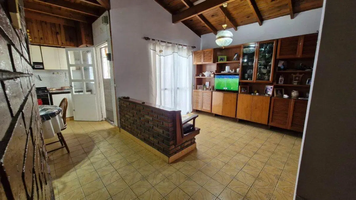 Casa en venta R. Escalada, con jardin. gran tamaño 3