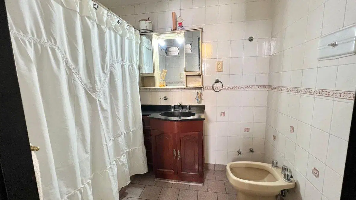 CASA EN VENTA 4 AMB. CON TERRENO y GALPÓN 3
