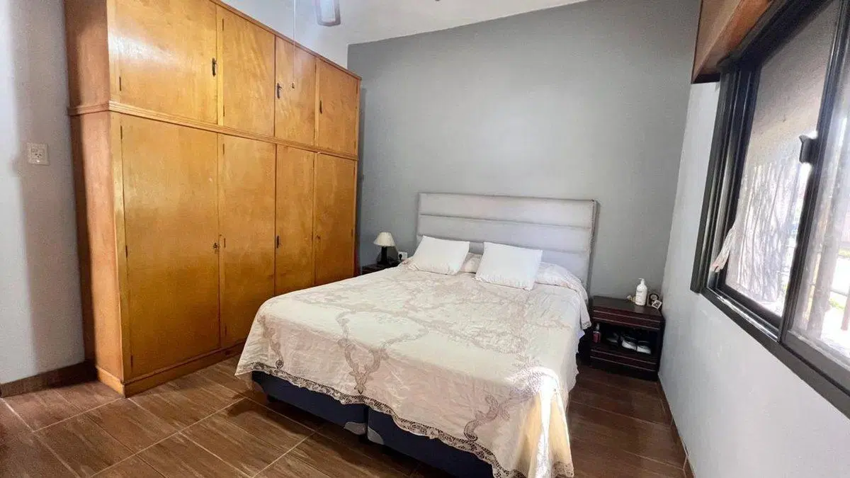 CASA EN VENTA 4 AMB. CON TERRENO y GALPÓN 5