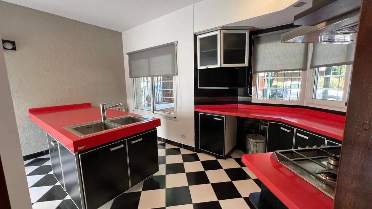 CASA EN VENTA-BANFIELD-5 AMBIENTES-AMPLIA COCHERA 3