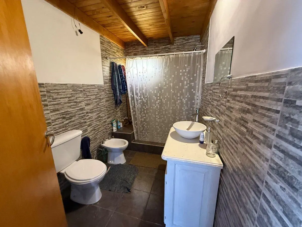 CASA EN VENTA CON PARQUE Y PILETA 8