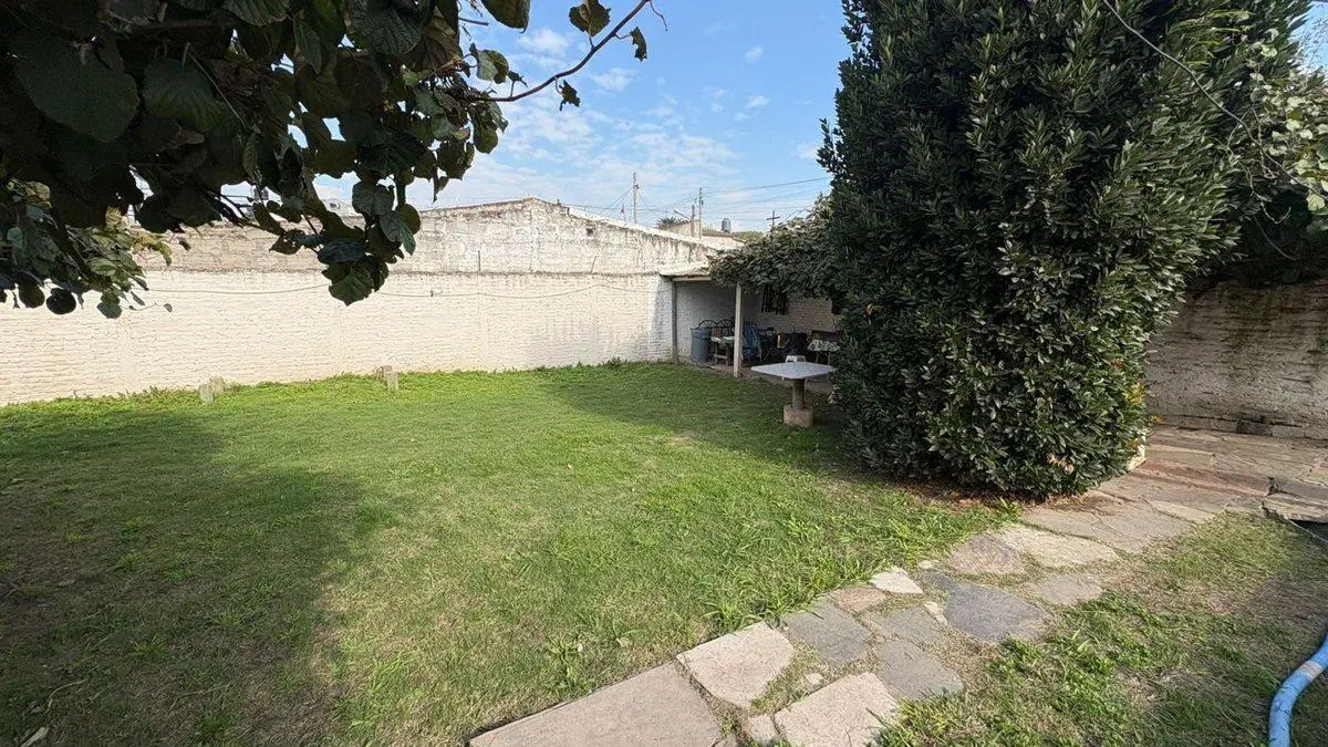 CASA EN VENTA CON LOTE EN FCIO VARELA APTA CRED 2