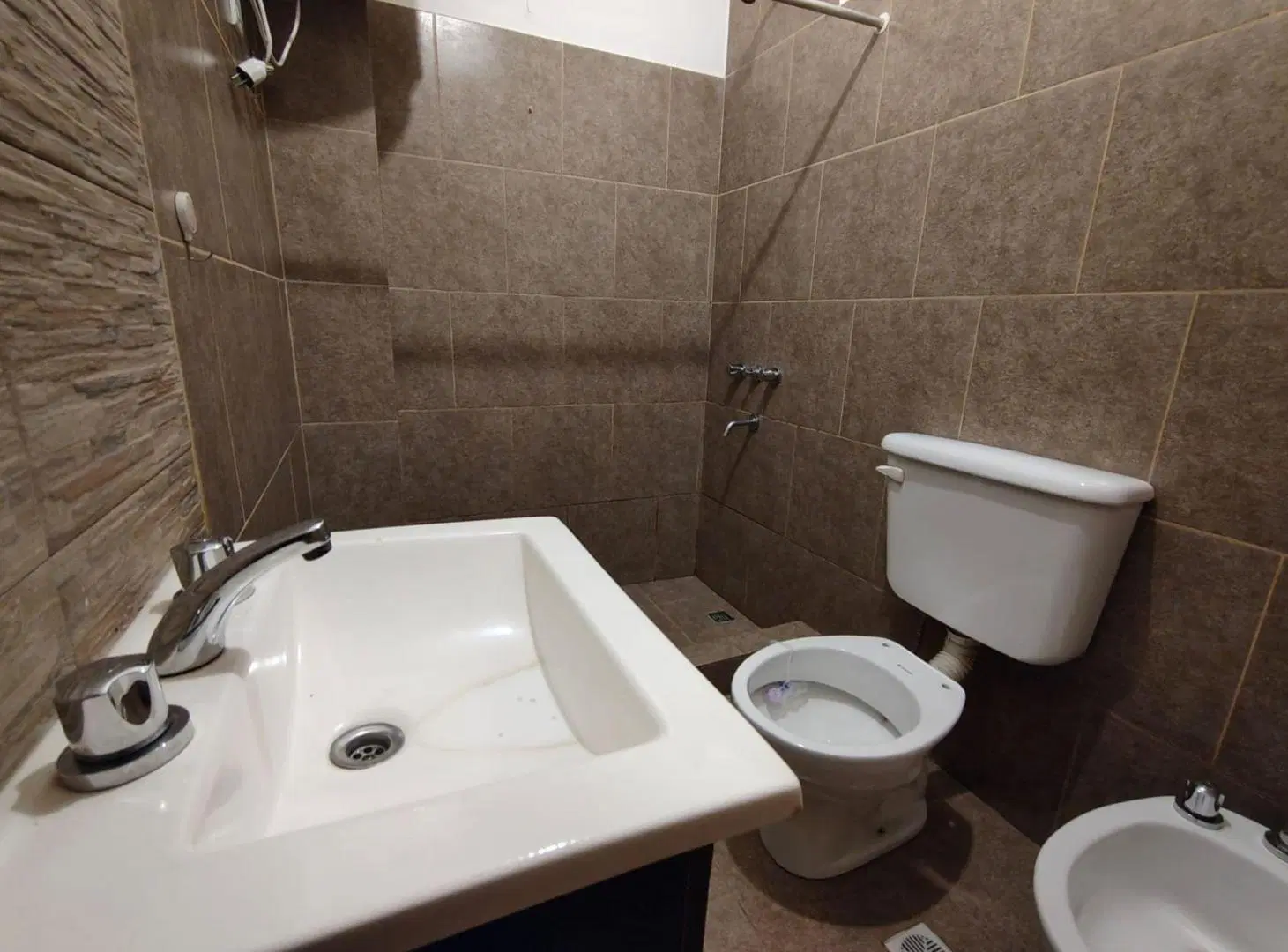 VENTA MONOAMBIENTE MUY LUMINOSO LANUS 8